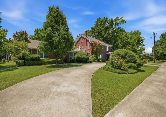 Photo 2 of Single family home for sale at 221 W 5th St, Bonham, TX 75418 | MLS# 21323499 | Listing updated on 2026-08-14