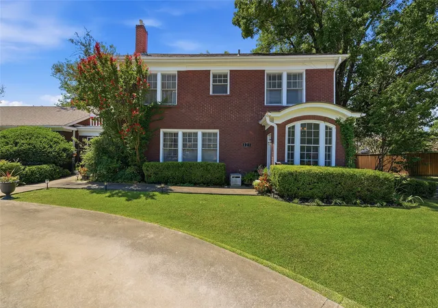 Photo 3 of Single family home for sale at 221 W 5th St, Bonham, TX 75418 | MLS# 21323499 | Listing updated on 2026-08-14