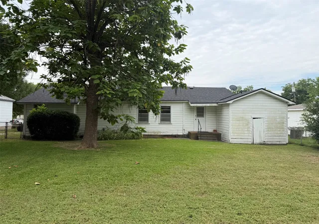 Photo 2 of Single family home for sale at 319 Shenandoah St, Marlin, TX 76661 | MLS# 21324676 | Listing updated on 2026-08-29