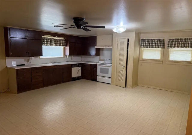 Photo 4 of Single family home for sale at 319 Shenandoah St, Marlin, TX 76661 | MLS# 21324676 | Listing updated on 2026-08-29