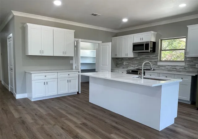Photo 3 of Single family home for sale at 4311 Mountain Hollow Dr, Granbury, TX 76048 | MLS# 21324691 | Listing updated on 2026-10-27