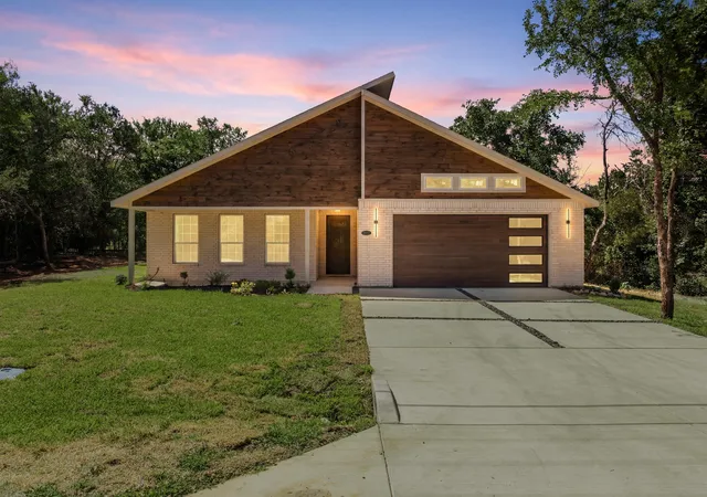 Photo 1 of Single family home for sale at 24113 Stonewood Dr, Whitney, TX 76692 | MLS# 21324479 | Listing updated on 2026-08-28