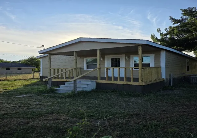 Photo 2 of Single family home for sale at 916 West Avenue B, Rosebud, TX 76570 | MLS# 21323663 | Listing updated on 2026-08-30