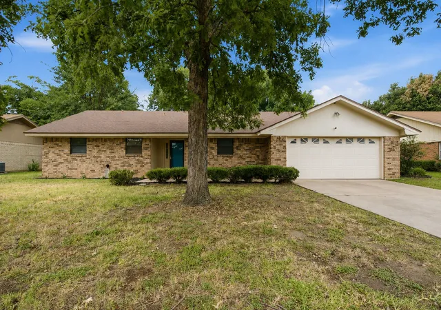 Photo 1 of Single family home for sale at 1408 Inglewood Dr, Stephenville, TX 76401 | MLS# 21324653 | Listing updated on 2026-07-08