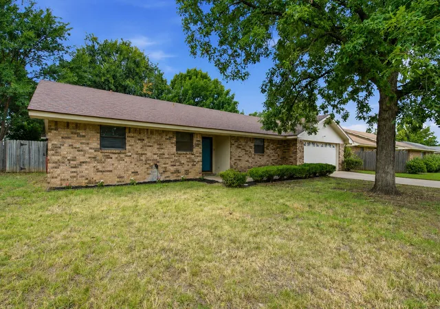 Photo 2 of Single family home for sale at 1408 Inglewood Dr, Stephenville, TX 76401 | MLS# 21324653 | Listing updated on 2026-07-08
