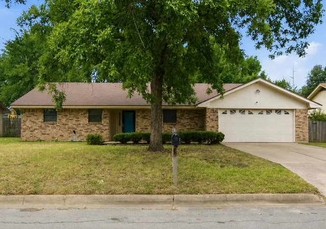 Photo 3 of Single family home for sale at 1408 Inglewood Dr, Stephenville, TX 76401 | MLS# 21324653 | Listing updated on 2026-07-08