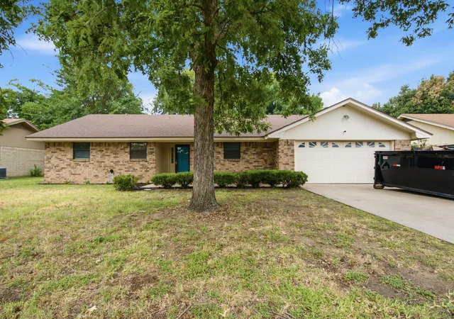 Photo 3 of Single family home for sale at 1408 Inglewood Dr, Stephenville, TX 76401 | MLS# 21324653 | Listing updated on 2026-07-08