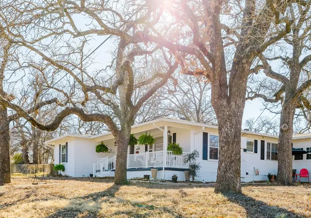 2nd image of 2100 Morningside Dr, Mineral Wells, TX 76067 | MLS# 21325024