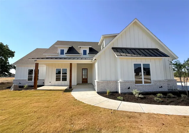 Photo 1 of Single family home for sale at 2004 Collin St, Weatherford, TX 76085 | MLS# 21324273 | Listing updated on 2026-08-31