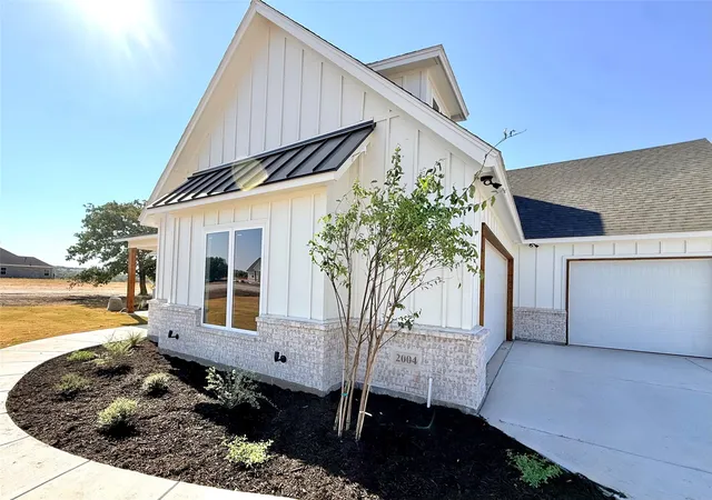 Photo 2 of Single family home for sale at 2004 Collin St, Weatherford, TX 76085 | MLS# 21324273 | Listing updated on 2026-08-31