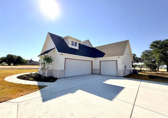 Photo 2 of Single family home for sale at 2004 Collin St, Weatherford, TX 76085 | MLS# 21324273 | Listing updated on 2026-08-31