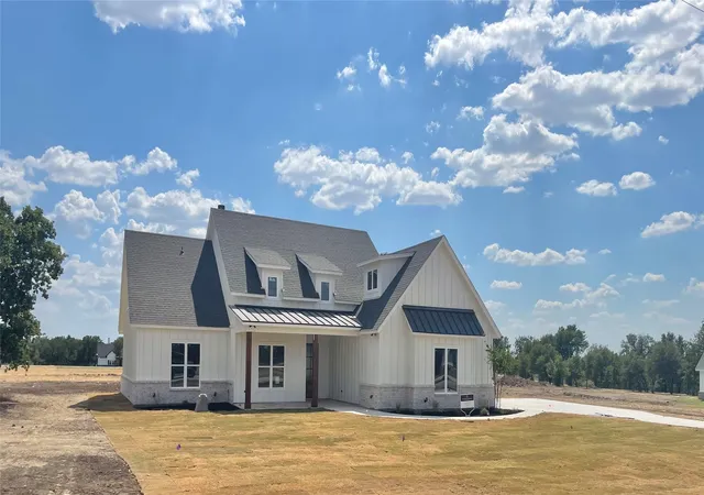 Photo 3 of Single family home for sale at 2004 Collin St, Weatherford, TX 76085 | MLS# 21324273 | Listing updated on 2026-08-31