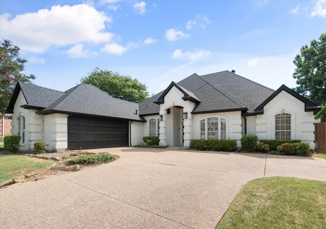 Photo 2 of Single family home for sale at 812 Turnberry Dr, Mansfield, TX 76063 | MLS# 21321804 | Listing updated on 2026-10-08
