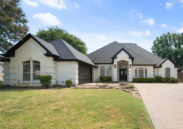 Photo 3 of Single family home for sale at 812 Turnberry Dr, Mansfield, TX 76063 | MLS# 21321804 | Listing updated on 2026-10-08