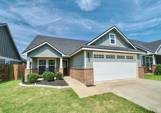 Photo 2 of Single family home for sale at 429 Travis Dr, Mc Gregor, TX 76657 | MLS# 21320396 | Listing updated on 2026-09-01