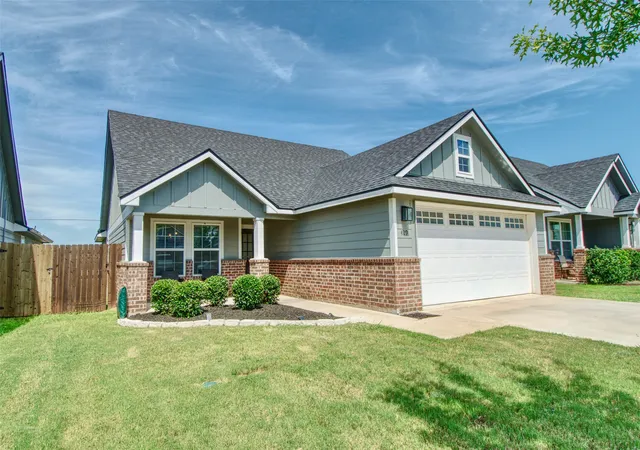 Photo 3 of Single family home for sale at 429 Travis Dr, Mc Gregor, TX 76657 | MLS# 21320396 | Listing updated on 2026-09-01