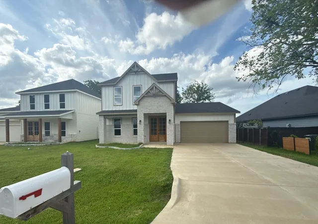 Photo 1 of Single family home for sale at 1997 Lakeview Dr, Tool, TX 75143 | MLS# 21325219 | Listing updated on 2026-10-07