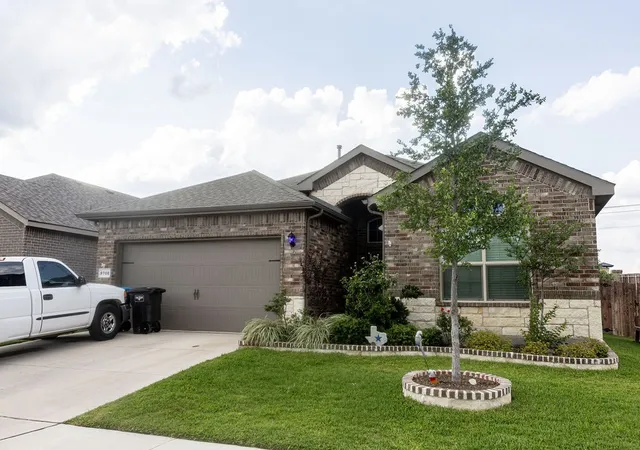 Photo 1 of Single family home for sale at 9700 Hickory Knob Dr, Fort Worth, TX 76108 | MLS# 21322507 | Listing updated on 2026-08-22