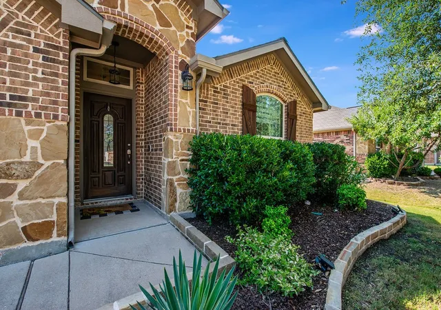 Photo 3 of Single family home for sale at 822 Graham Dr, Burleson, TX 76028 | MLS# 21324695 | Listing updated on 2026-07-09
