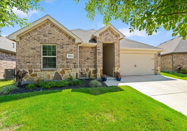 Photo 1 of Single family home for sale at 2914 Baldwin Ln, Ennis, TX 75119 | MLS# 21323399 | Listing updated on 2026-08-16