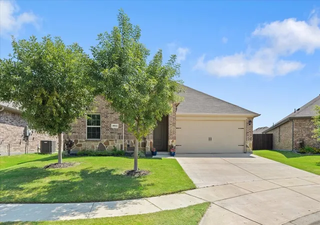Photo 2 of Single family home for sale at 2914 Baldwin Ln, Ennis, TX 75119 | MLS# 21323399 | Listing updated on 2026-08-16