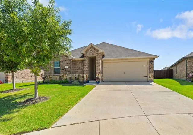 Photo 3 of Single family home for sale at 2914 Baldwin Ln, Ennis, TX 75119 | MLS# 21323399 | Listing updated on 2026-08-16