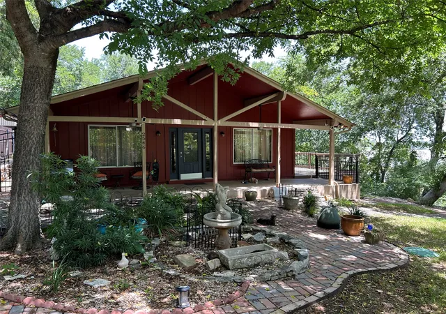Photo 3 of Sale Pending at 2546 Rockcliff Ct, Granbury, TX 76048 | MLS# 21322432 | Listing updated on 2026-08-21