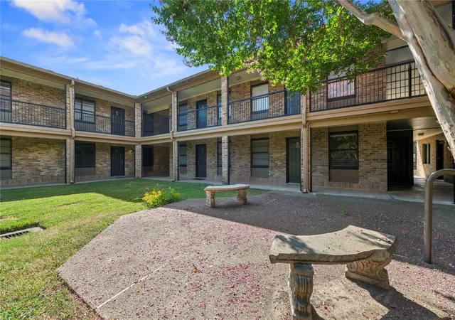 Listing Photo 2 - Condo for sale in building located at 1214 Baylor Ave, Waco, TX 76706 - Unit #111