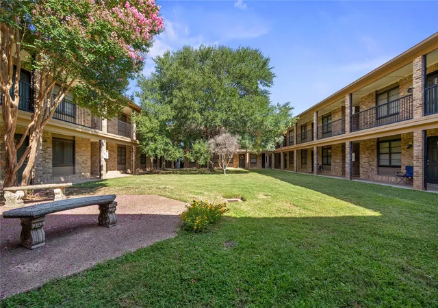 Listing Photo 3 - Condo for sale in building located at 1214 Baylor Ave, Waco, TX 76706 - Unit #111