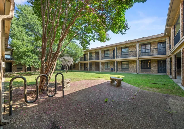Listing Photo 4 - Condo for sale in building located at 1214 Baylor Ave, Waco, TX 76706 - Unit #111