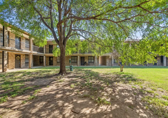 Listing Photo 5 - Condo for sale in building located at 1214 Baylor Ave, Waco, TX 76706 - Unit #111