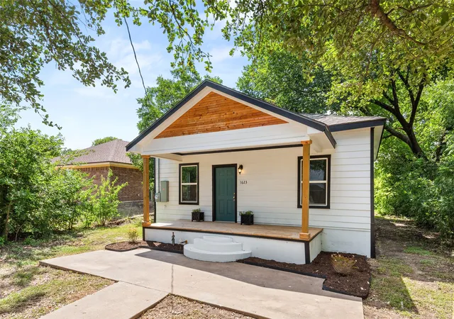 Photo 2 of Single family home for sale at 1623 Burnett Ave, Waco, TX 76706 | MLS# 21324601 | Listing updated on 2026-08-22