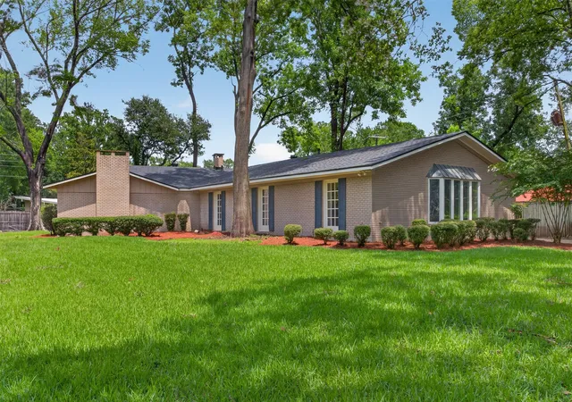 Single family home for sale at 324 Gilbert Cir, Shreveport, LA 71106 | MLS# 21322890