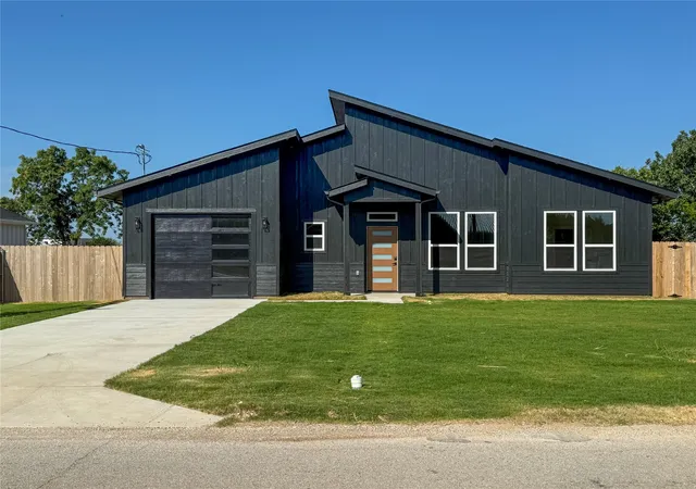 Photo 3 of Single family home for sale at 501 N Cleburne Whitney Rd, Rio Vista, TX 76093 | MLS# 21324067 | Listing updated on 2026-07-09