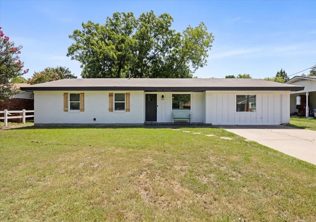 Photo 1 of Single family home for sale at 270 Barker St, Stephenville, TX 76401 | MLS# 21324931 | Listing updated on 2026-07-23