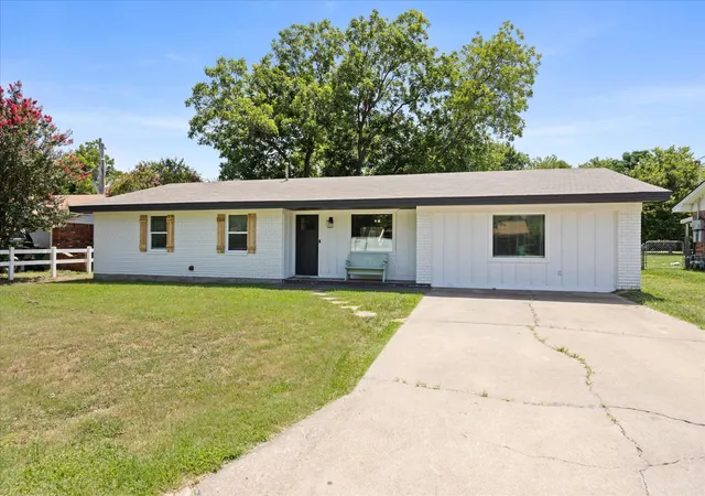 Photo 2 of Single family home for sale at 270 Barker St, Stephenville, TX 76401 | MLS# 21324931 | Listing updated on 2026-07-23