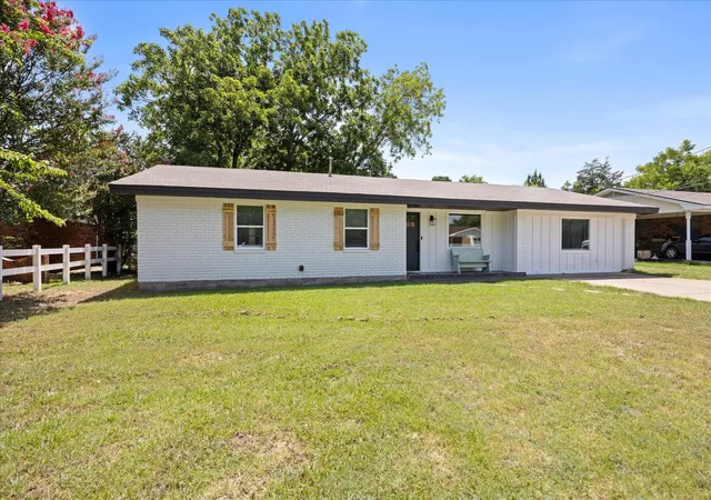 Photo 3 of Single family home for sale at 270 Barker St, Stephenville, TX 76401 | MLS# 21324931 | Listing updated on 2026-07-23