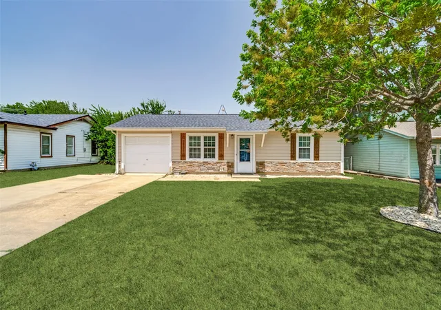Photo 1 of Sale Pending at 346 Lorna St, Burleson, TX 76028 | MLS# 21320905 | Listing updated on 2026-08-18