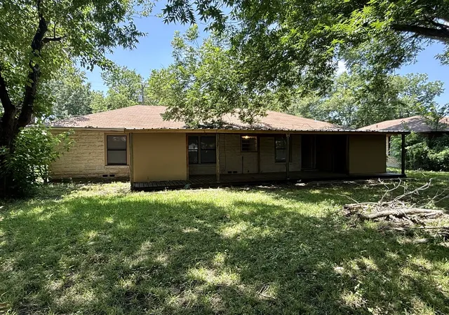 Photo 19 of Single family home for sale at 215 W Tennie St, Gainesville, TX 76240 | MLS# 21325185 | Listing updated on 2026-10-06