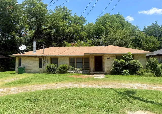 Single family home for sale at 215 W Tennie St, Gainesville, TX 76240 | MLS# 21325185 | Listing updated on 2026-10-06