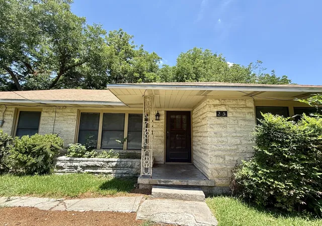 Photo 1 of Single family home for sale at 215 W Tennie St, Gainesville, TX 76240 | MLS# 21325185 | Listing updated on 2026-10-06