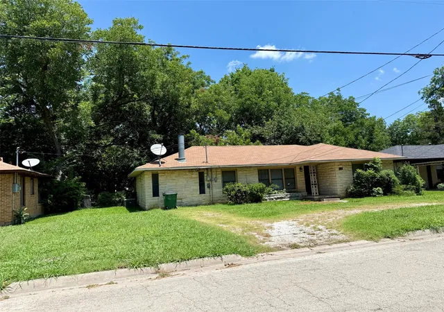 Photo 2 of Single family home for sale at 215 W Tennie St, Gainesville, TX 76240 | MLS# 21325185 | Listing updated on 2026-10-06