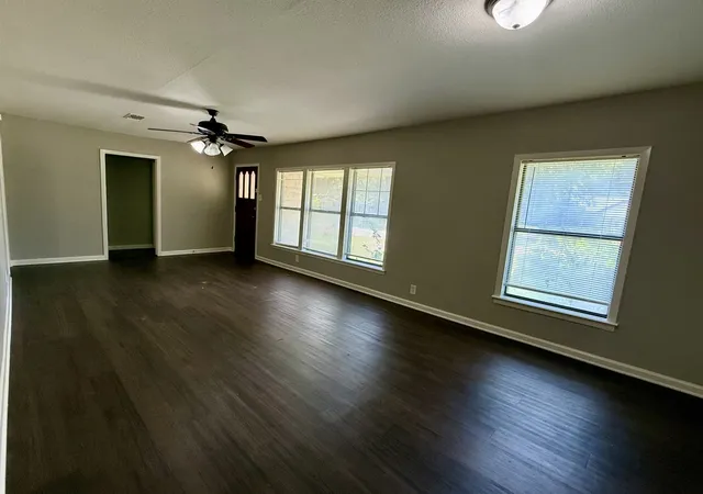 Photo 3 of Single family home for sale at 215 W Tennie St, Gainesville, TX 76240 | MLS# 21325185 | Listing updated on 2026-10-06