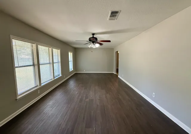 Photo 4 of Single family home for sale at 215 W Tennie St, Gainesville, TX 76240 | MLS# 21325185 | Listing updated on 2026-10-06
