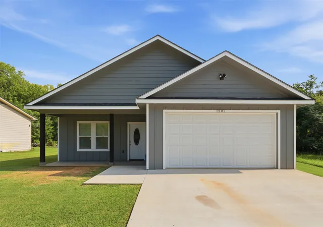 Photo 1 of Single family home for sale at 1201 E 8th St, Mount Pleasant, TX 75455 | MLS# 21325318 | Listing updated on 2026-07-09