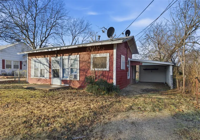 Photo 3 of Single family home for sale at 309 S Ostrom Ave, Eastland, TX 76448 | MLS# 21325536 | Listing updated on 2026-09-03