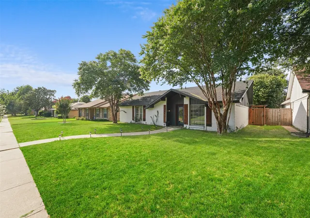 Photo 4 of Sale Pending at 3141 Darvany Dr, Dallas, TX 75220 | MLS# 21325599 | Listing updated on 2026-07-26