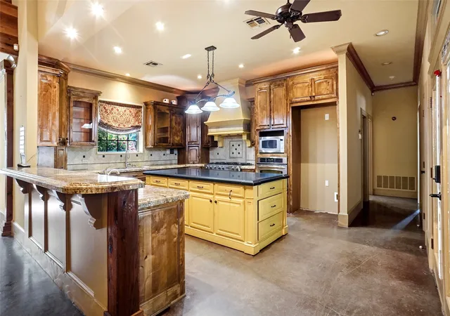 Photo 4 of Single family home for sale at 1211 Church Rd, Bridgeport, TX 76426 | MLS# 21325604 | Listing updated on 2026-10-01