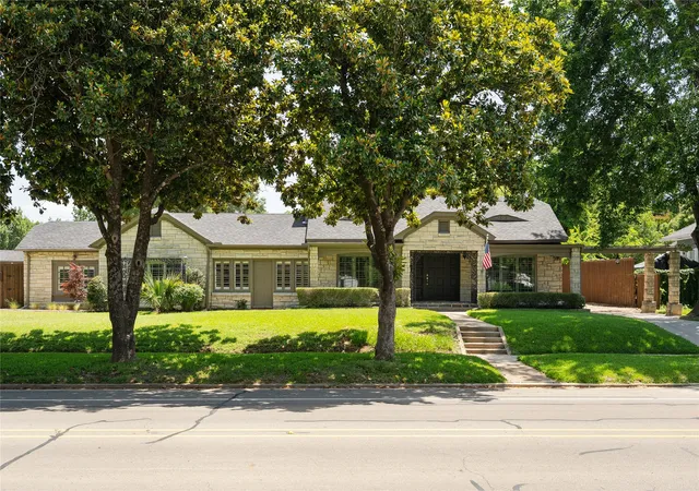 Photo 1 of Single family home for sale at 406 E Main St, Whitesboro, TX 76273 | MLS# 21322787 | Listing updated on 2026-08-11