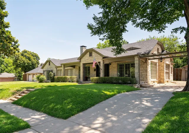 Photo 2 of Single family home for sale at 406 E Main St, Whitesboro, TX 76273 | MLS# 21322787 | Listing updated on 2026-08-11